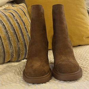 NWT Nine West boot in medium natural faux suede size 6.5